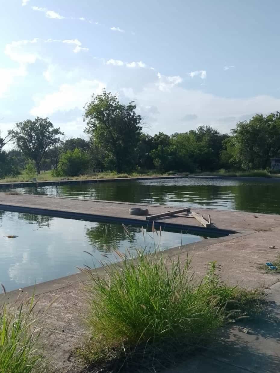 Albercas del Deportivo AHMSA al tope de agua estancada