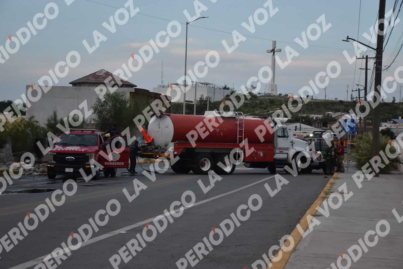 Bomberos de Monclova controlan incendio en terreno bald&iacute;o