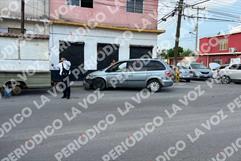 Choque entre camioneta y automóvil provoca daños en Monclova