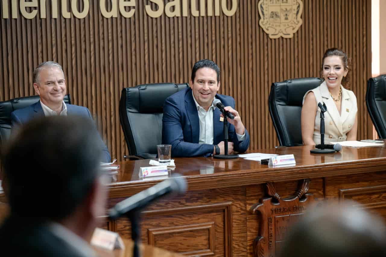 Javier Díaz González toma protesta a nueva mesa directiva de abogados en Saltillo Javier Díaz González toma protesta a nueva mesa directiva de abogados en Saltillo