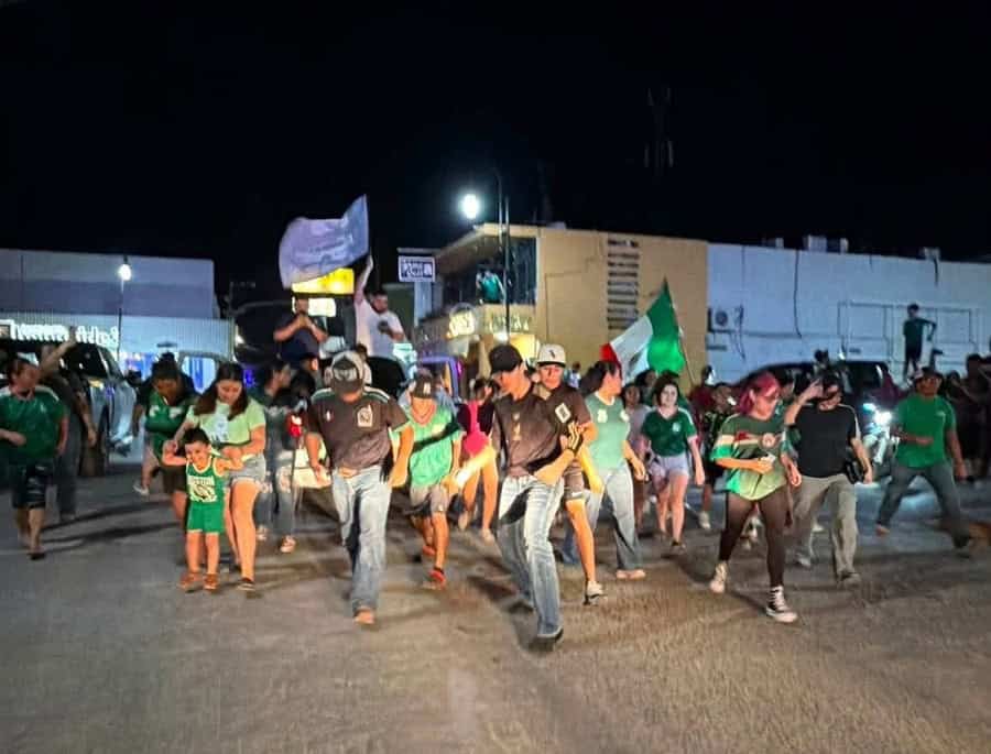 Festejos masivos en Nueva Rosita tras triunfo de México en el Mundial