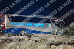 vuelca tráiler tras choque con autobús