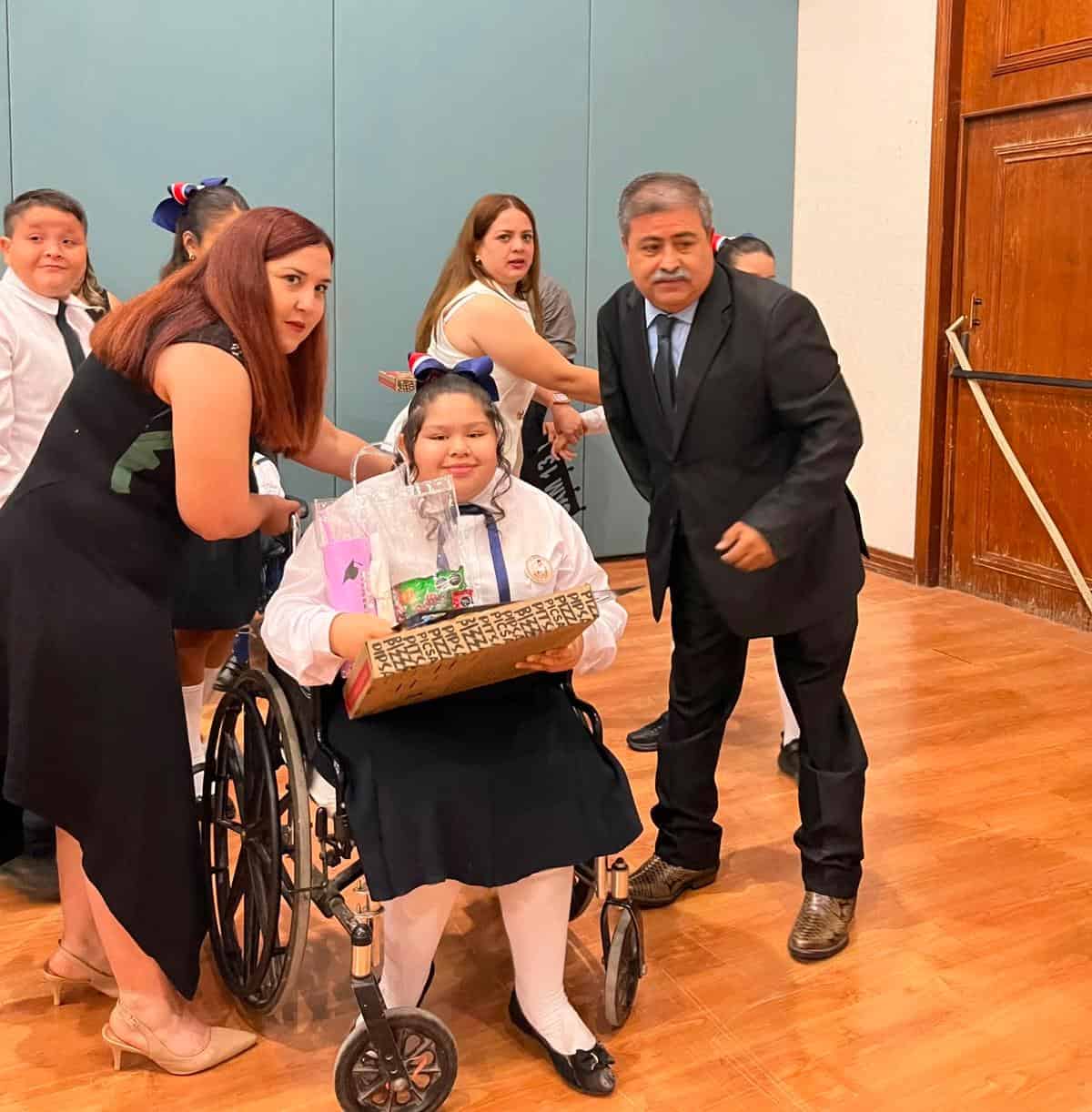 La discapacidad no frenó sus sueños; se gradúan alumnos del CAM 13