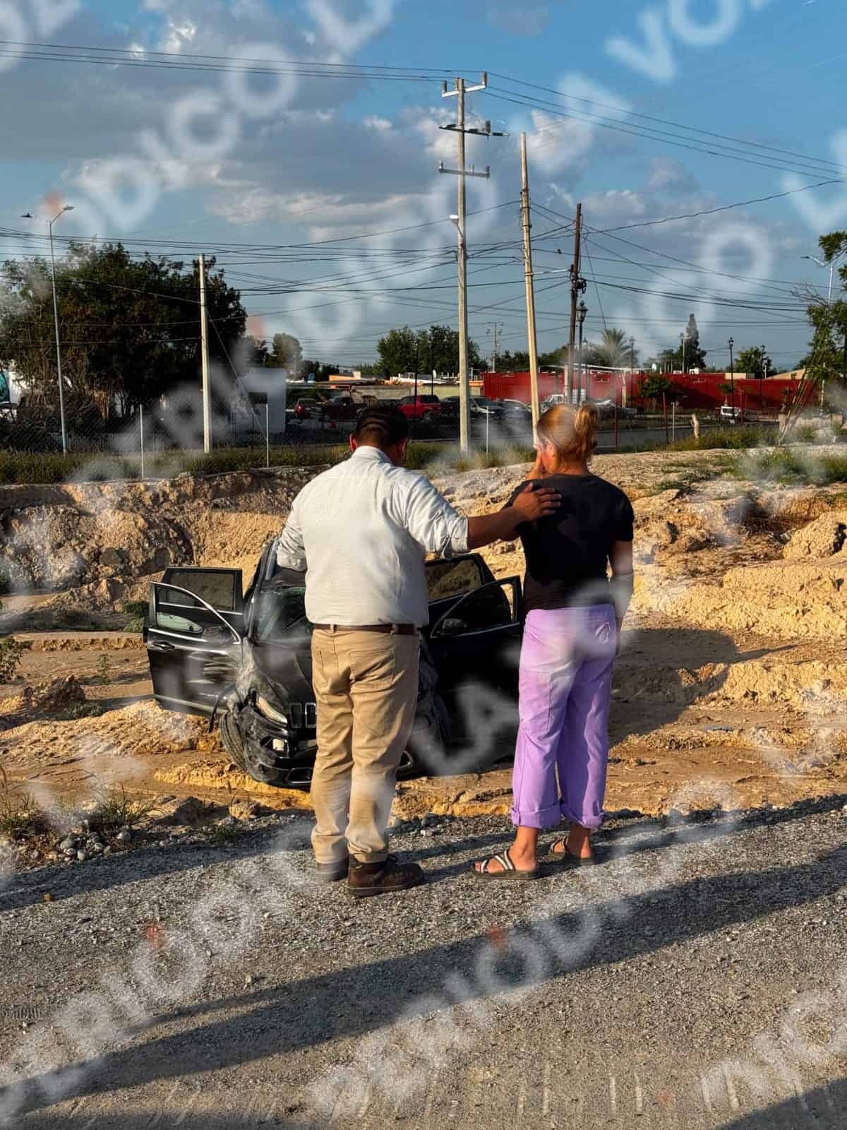 Camioneta de mujer da volteretas en Monclova tras caer a un barranco