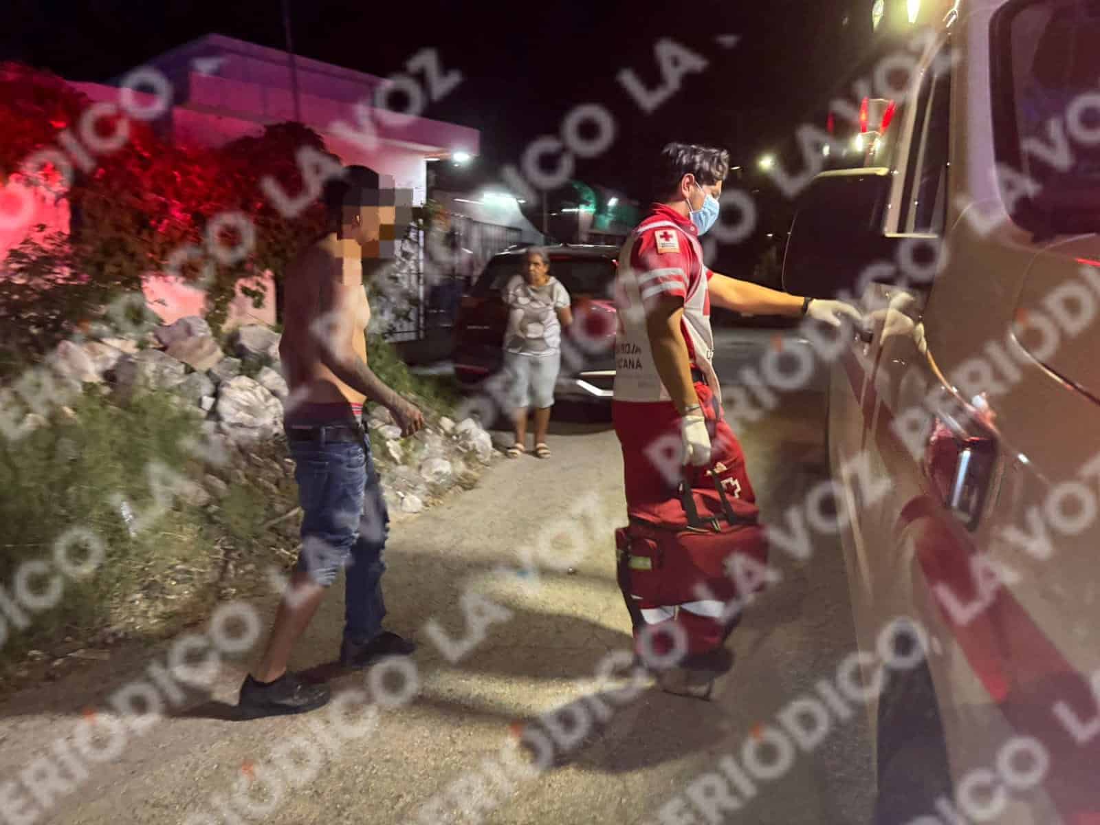 Camioneta le cierra el paso a motociclista y lo deja lesionado en la colonia Barrera