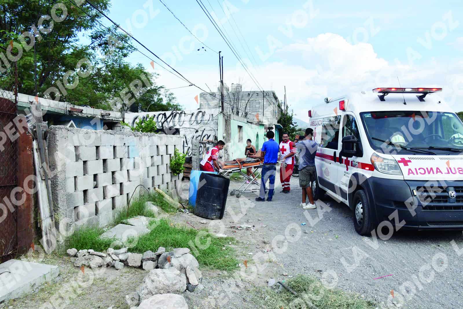 Hombre recibe descarga eléctrica mientras trabaja en su hogar