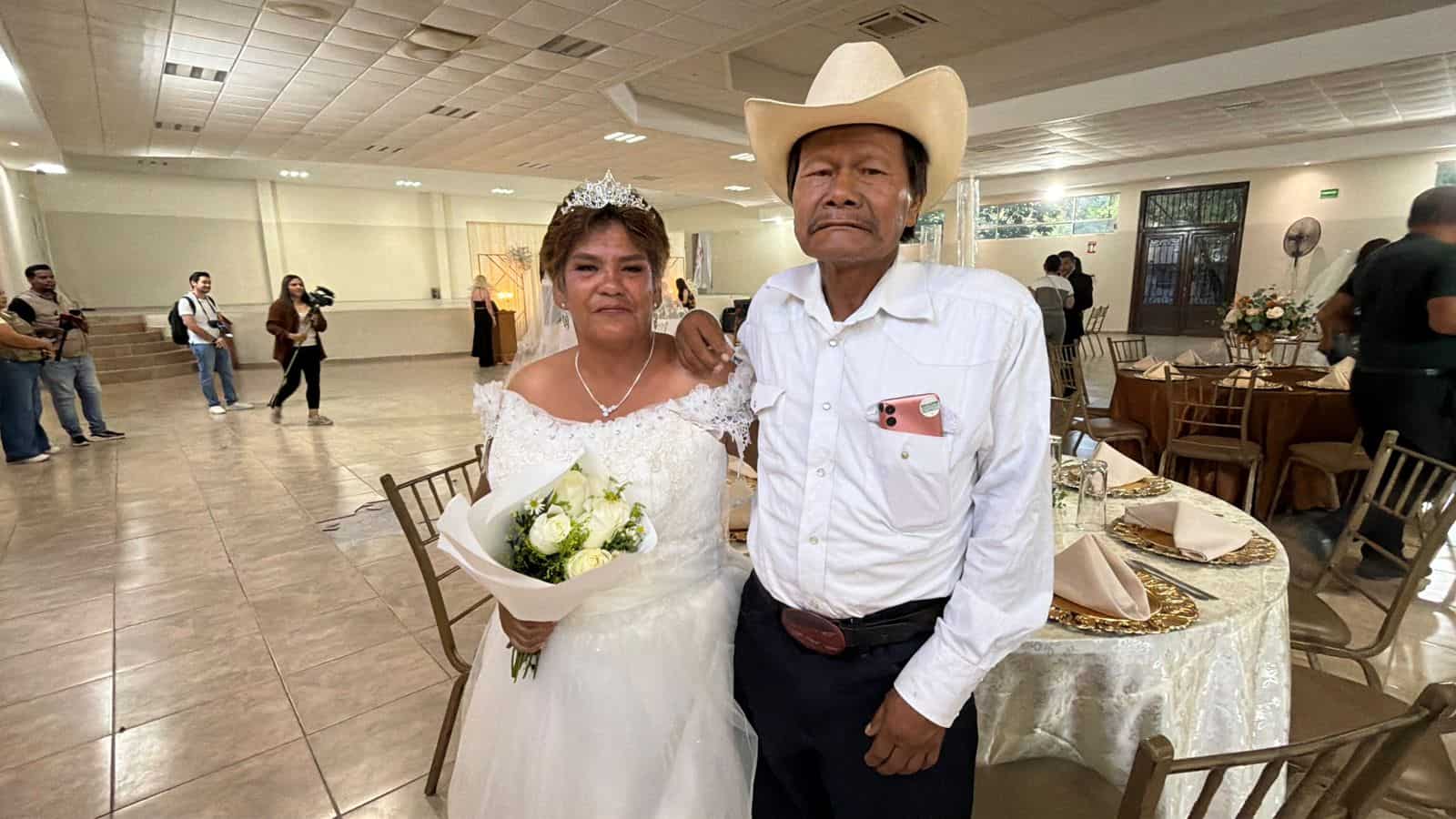 Bodas comunitarias en Múzquiz: María y Juan se casan tras cuatro años juntos Bodas comunitarias en Múzquiz: María y Juan se casan tras cuatro años juntos
