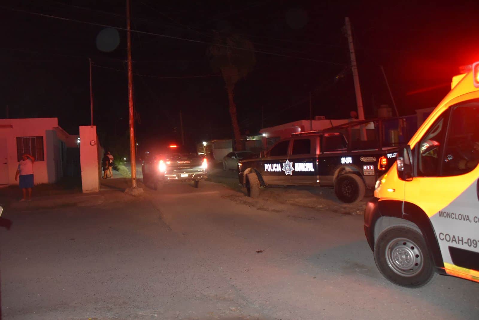 Apu&ntilde;alan a hombre en Colinas de Santiago; agresores escaparon en motocicleta