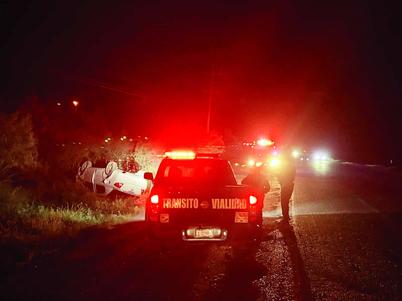 Chevrolet Cobalt volcado en Casta&ntilde;os: ocupantes huyen del lugar