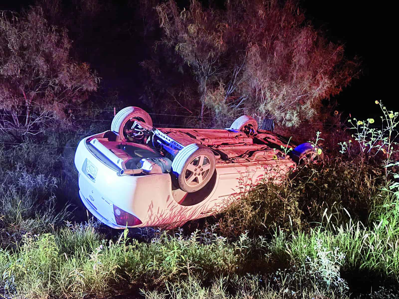 Chevrolet Cobalt volcado en Casta&ntilde;os: ocupantes huyen del lugar