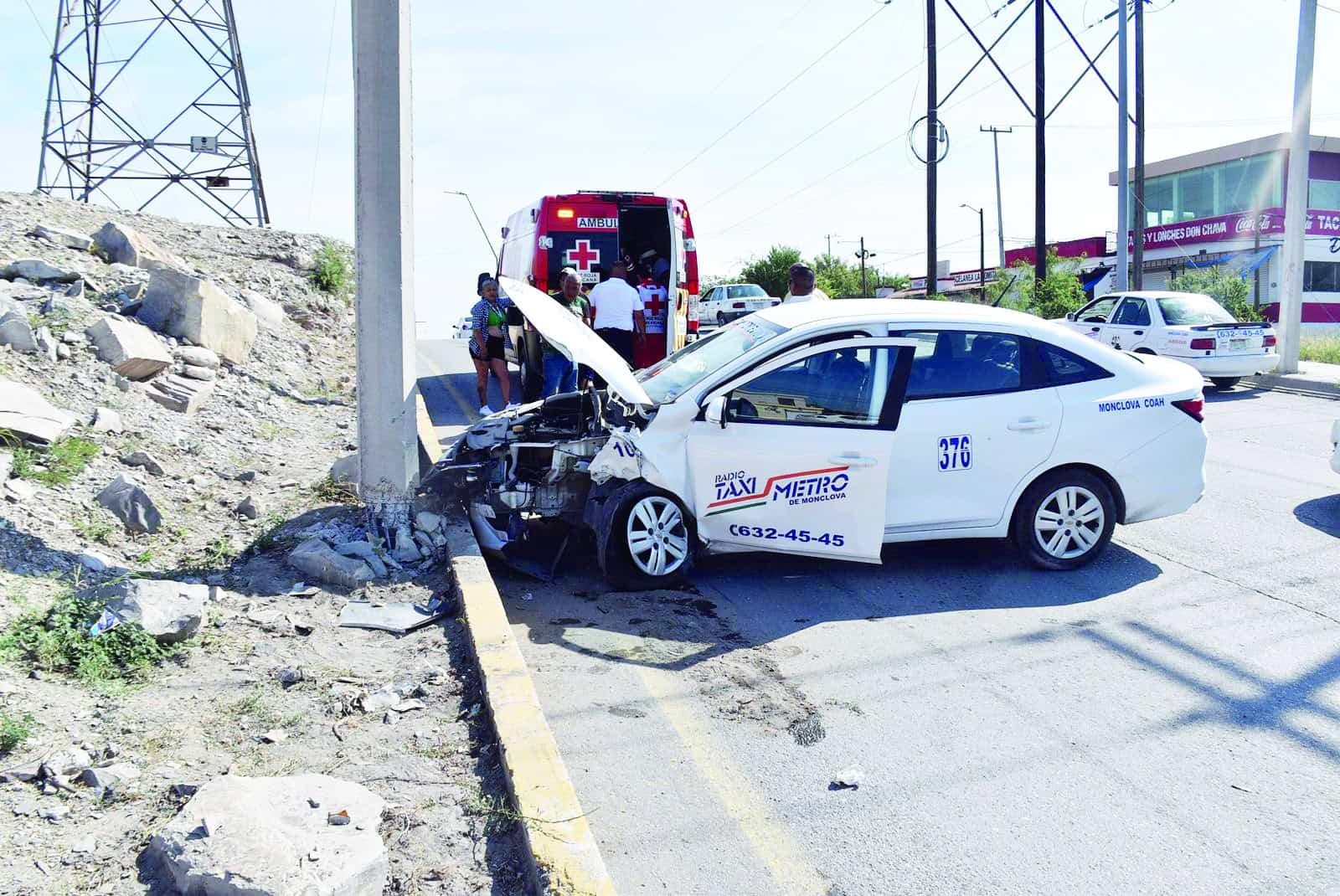Choca taxi contra poste; hieren chofer
