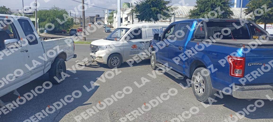 Causa choque por invadir carril