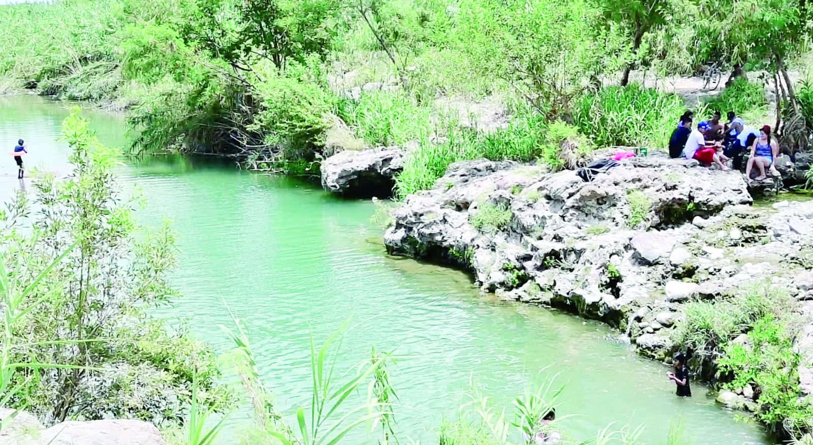Familias de Monclova disfrutan del Charco San Pedro para escapar del calor