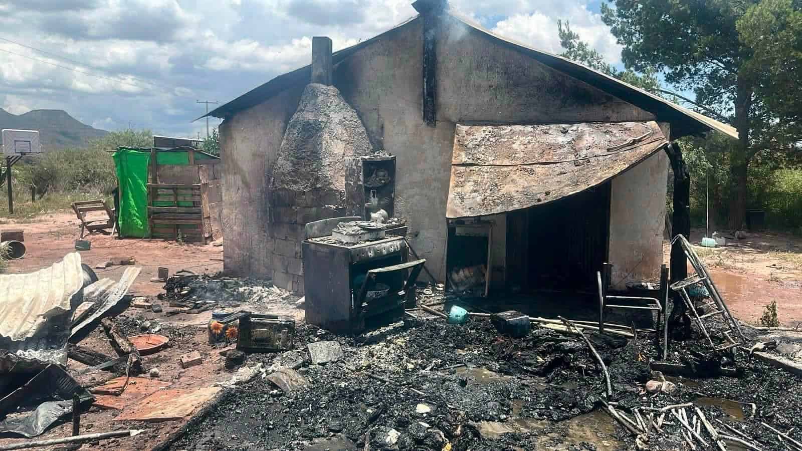 Pierde familia su casa en incendio