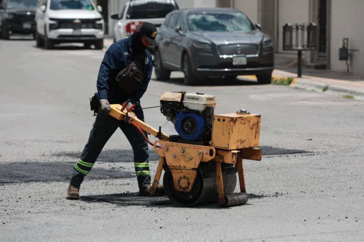 Reparan vialidades en toda la ciudad