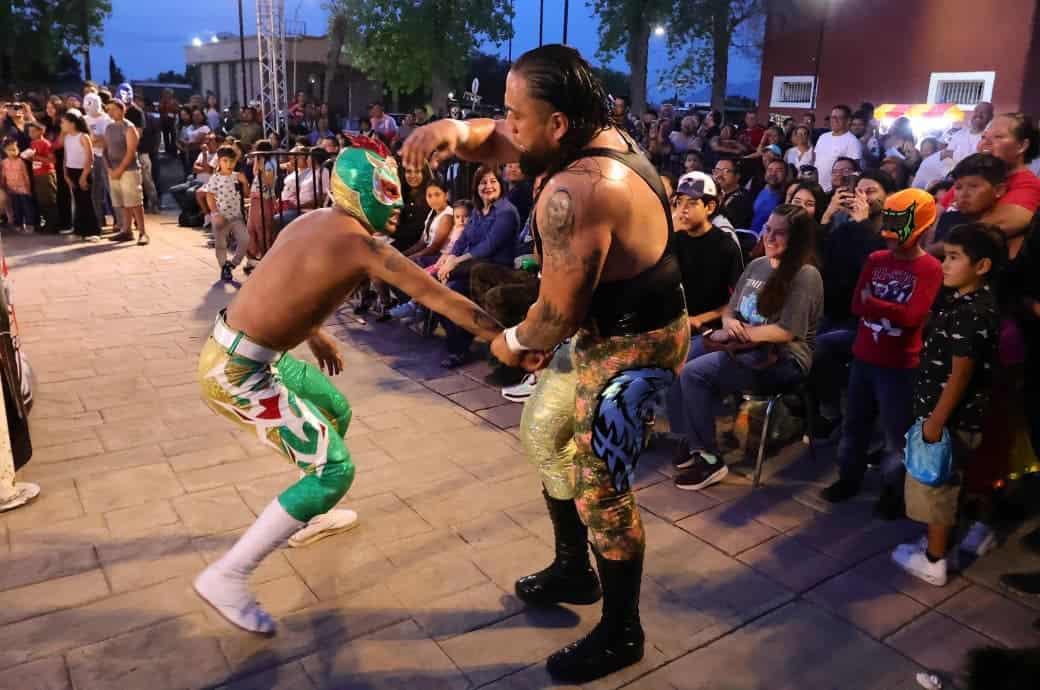 Llena lucha libre plaza del FINA