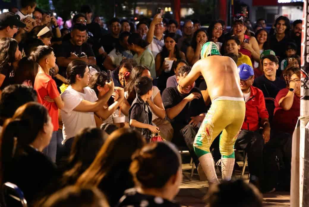 Llena lucha libre plaza del FINA