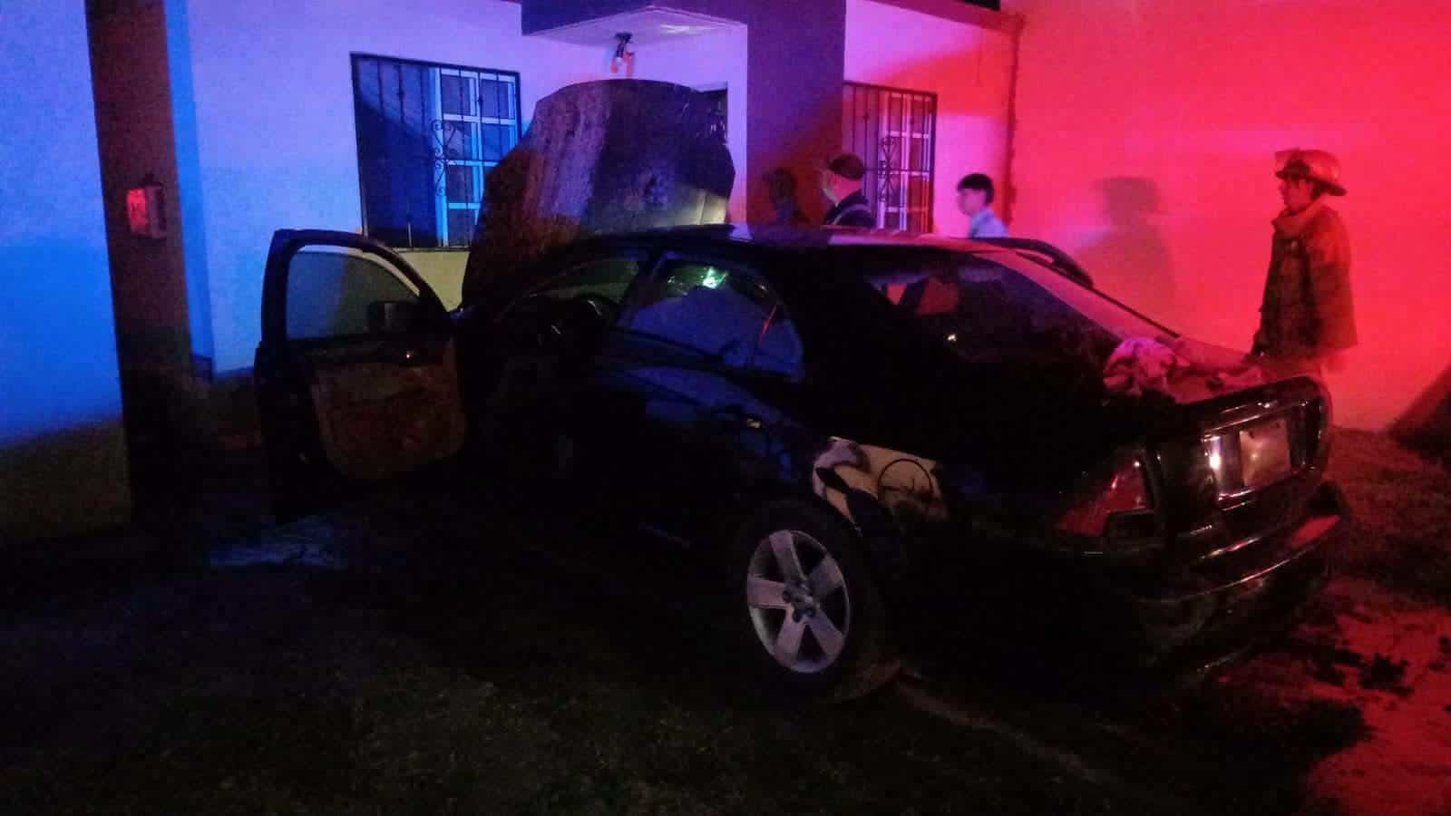 Incendio consume vehículo en colonia Las Granjas de Allende