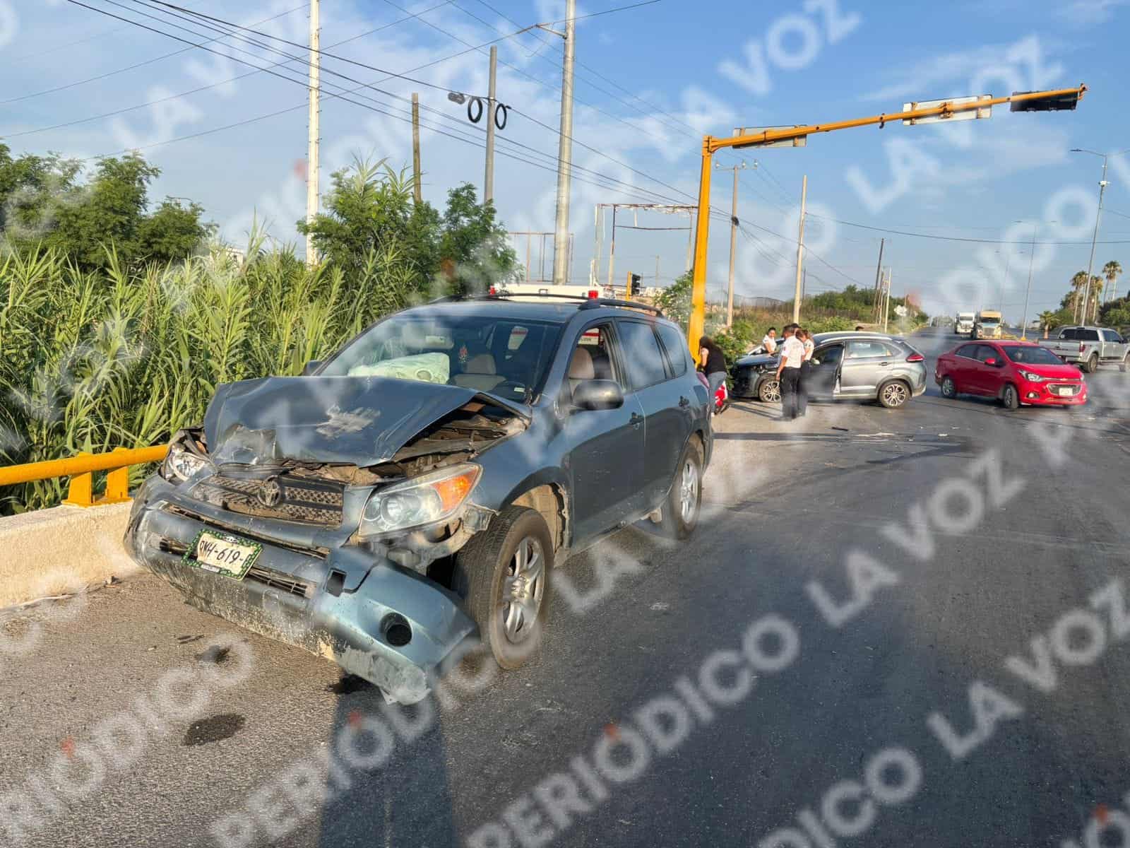se pasa el rojo y manda a familia al hospital