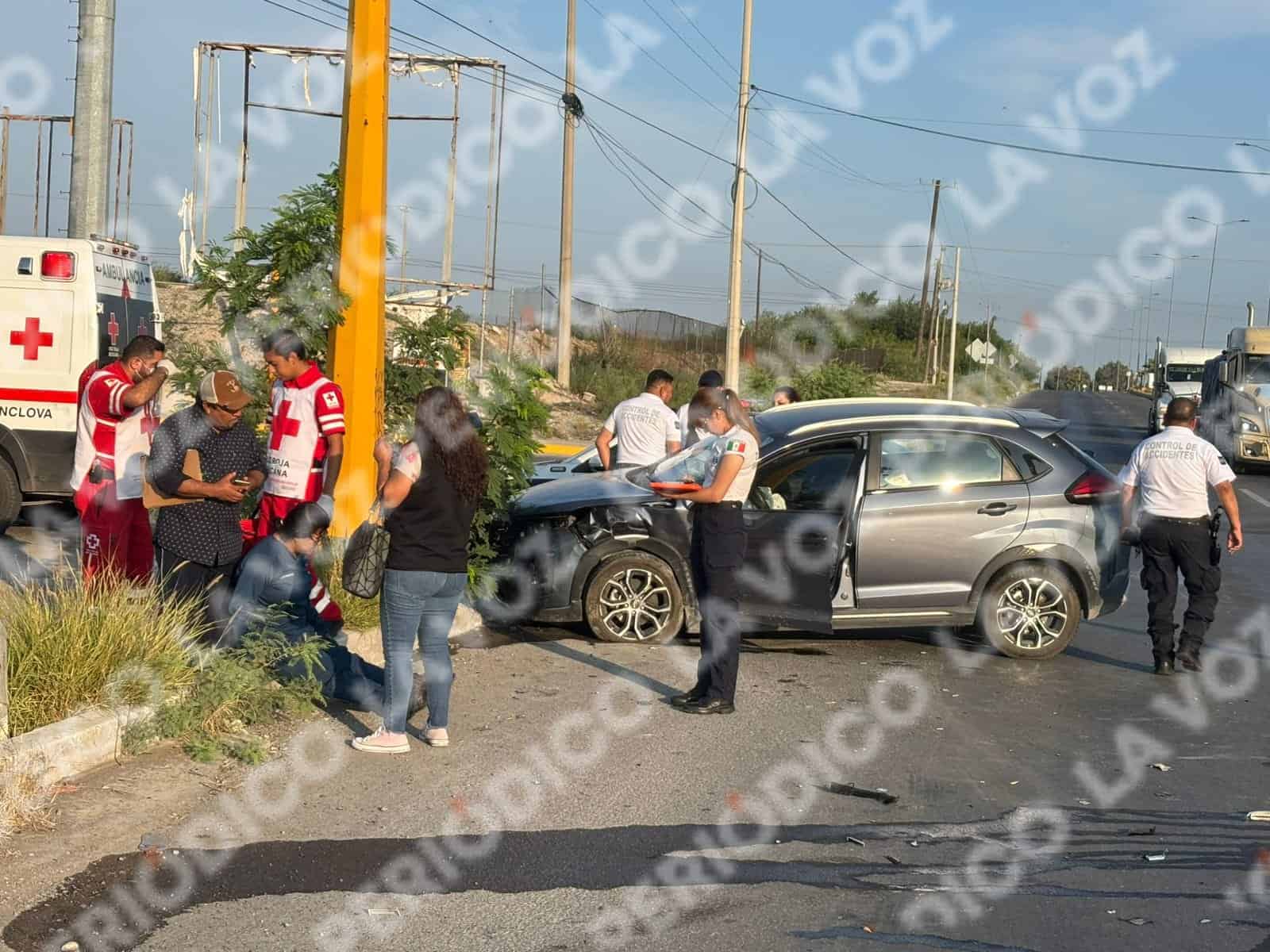se pasa el rojo y manda a familia al hospital