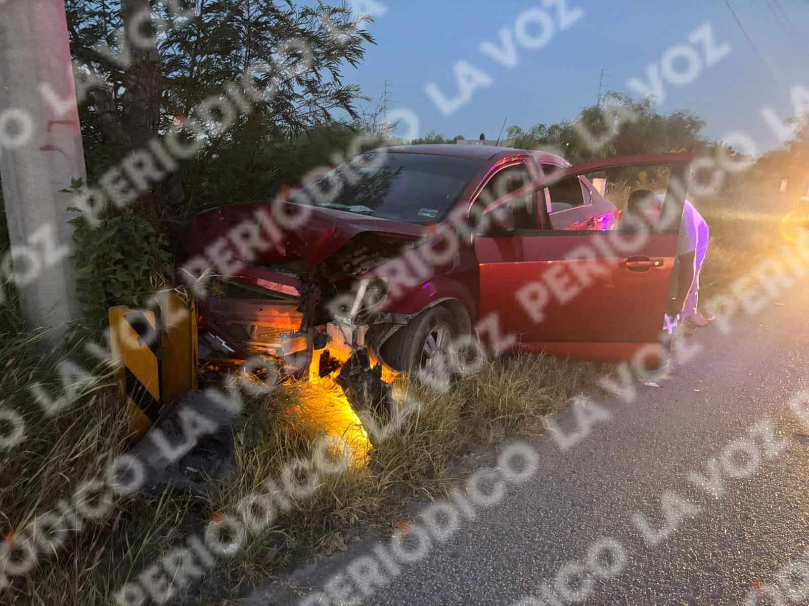 Se estrella en poste al pasar curva