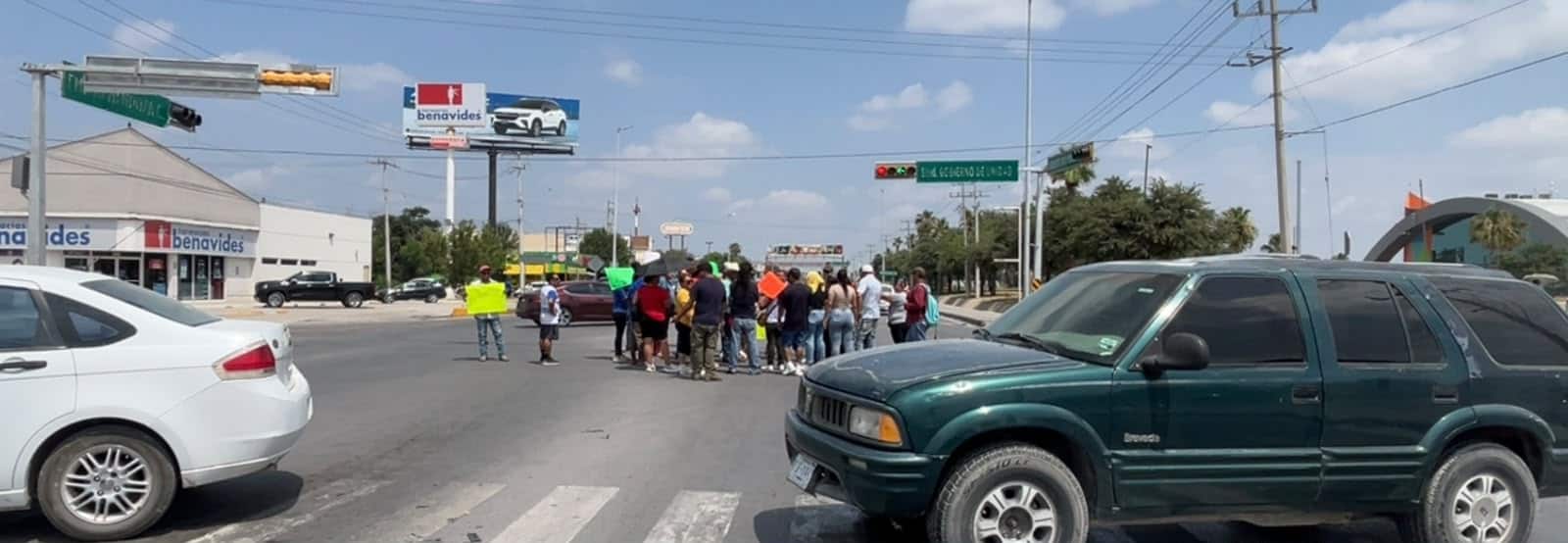 Vecinos bloquean libramiento en Ciudad Acuña para exigir solución a fallas eléctricas Vecinos bloquean libramiento en Ciudad Acuña para exigir solución a fallas eléctricas