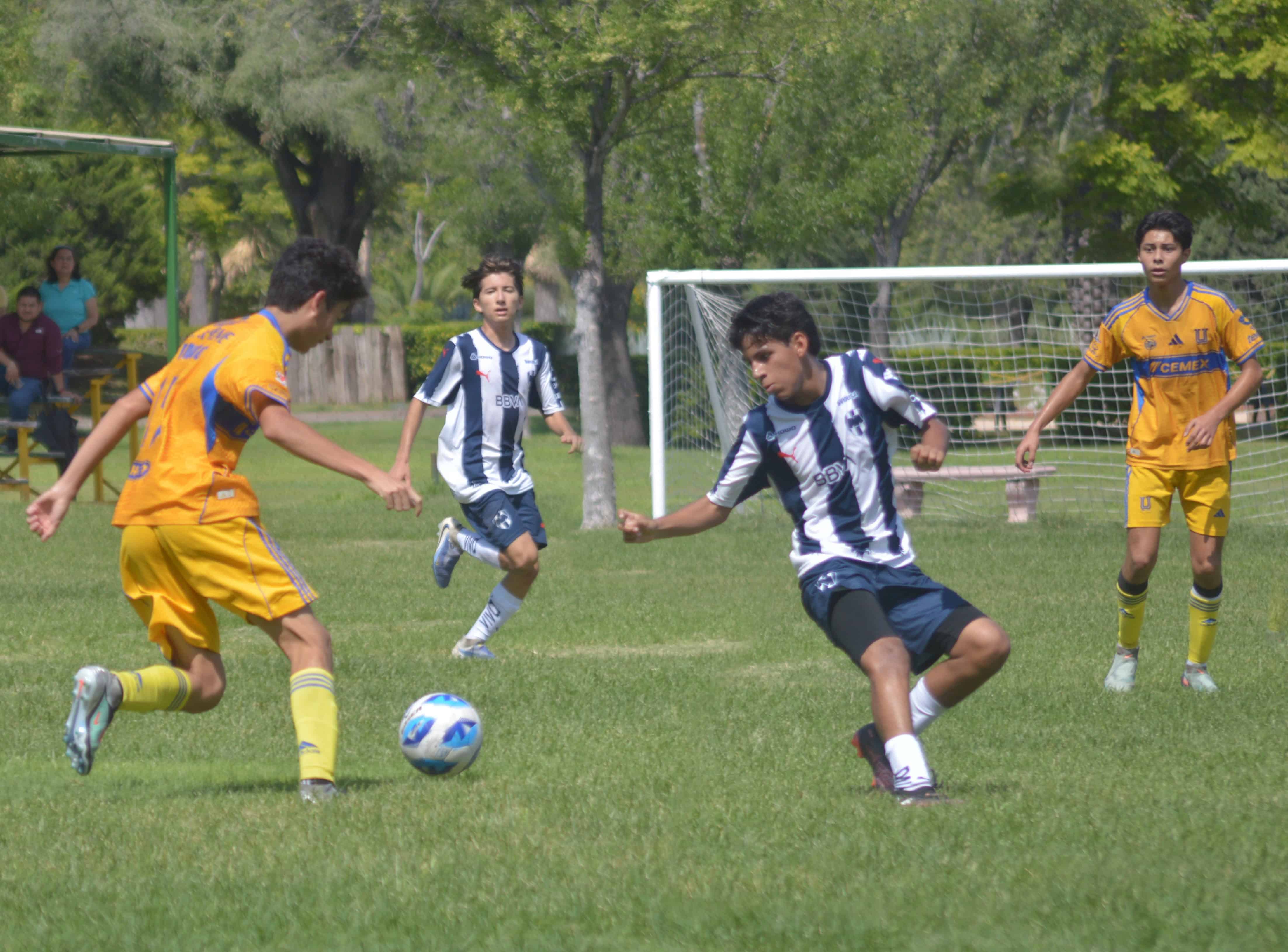 Tigres se corona campe&oacute;n Juvenil B: victoria sobre Rayados 11
