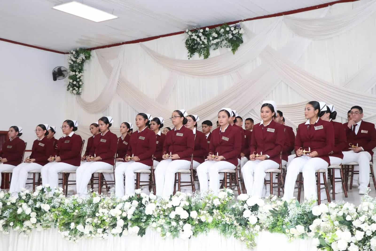 Rosario Carlos preside graduaci&oacute;n de enfermer&iacute;a en Villa de Agujita