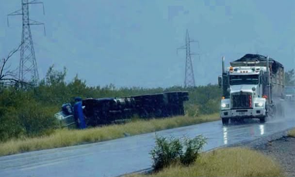 Accidente de tráiler en Nueva Rosita moviliza a socorristas