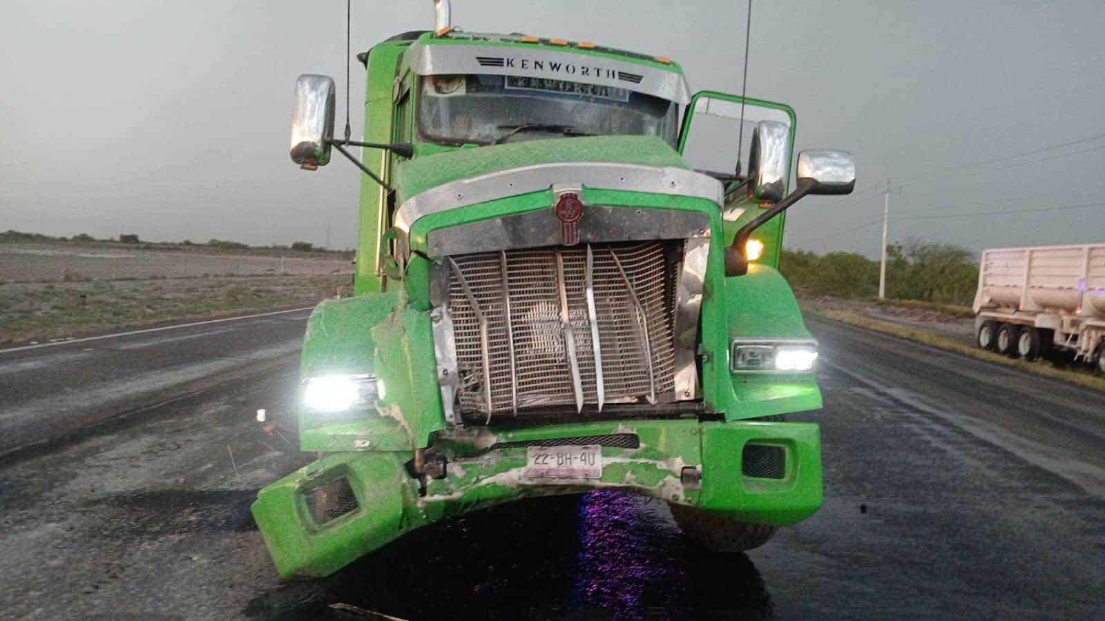 Trailero resulta lesionado tras accidente en la carretera federal 57, en Allende