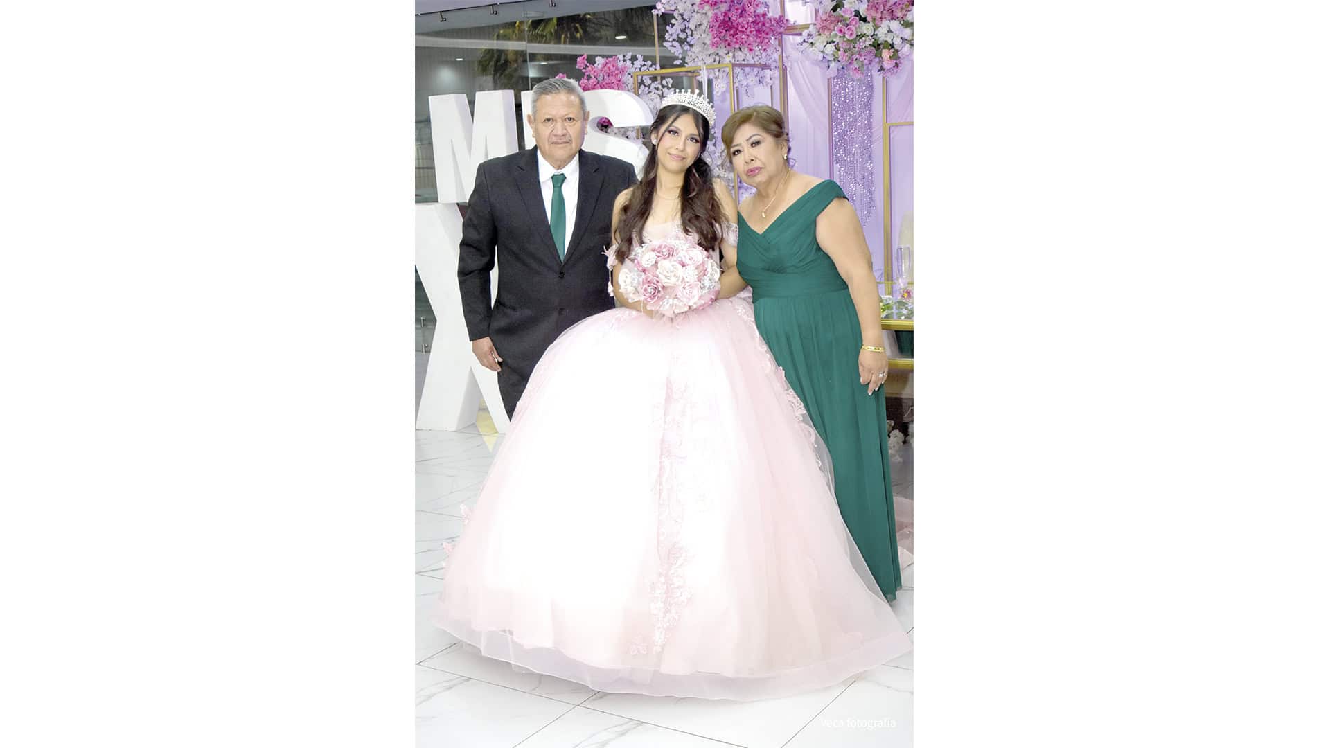Camila Nathaly celebra sus XV a&ntilde;os con misa en La Mayo