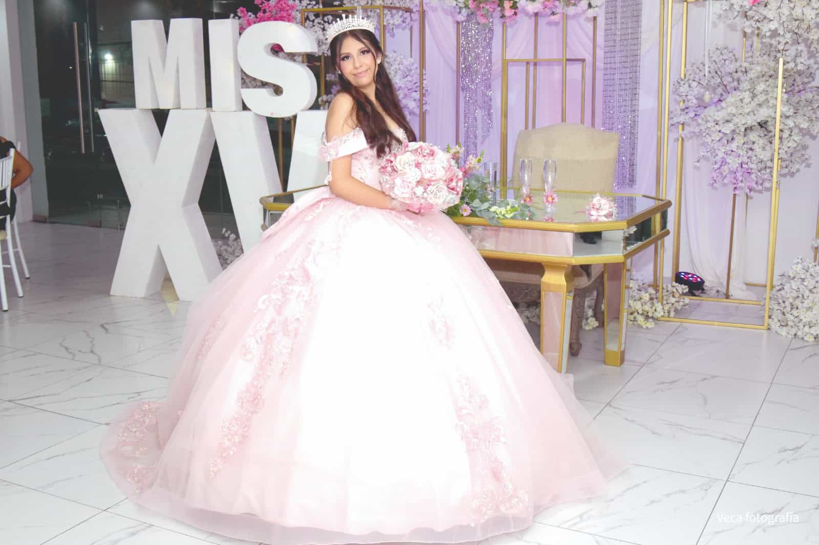 Camila Nathaly celebra sus XV a&ntilde;os con misa en La Mayo