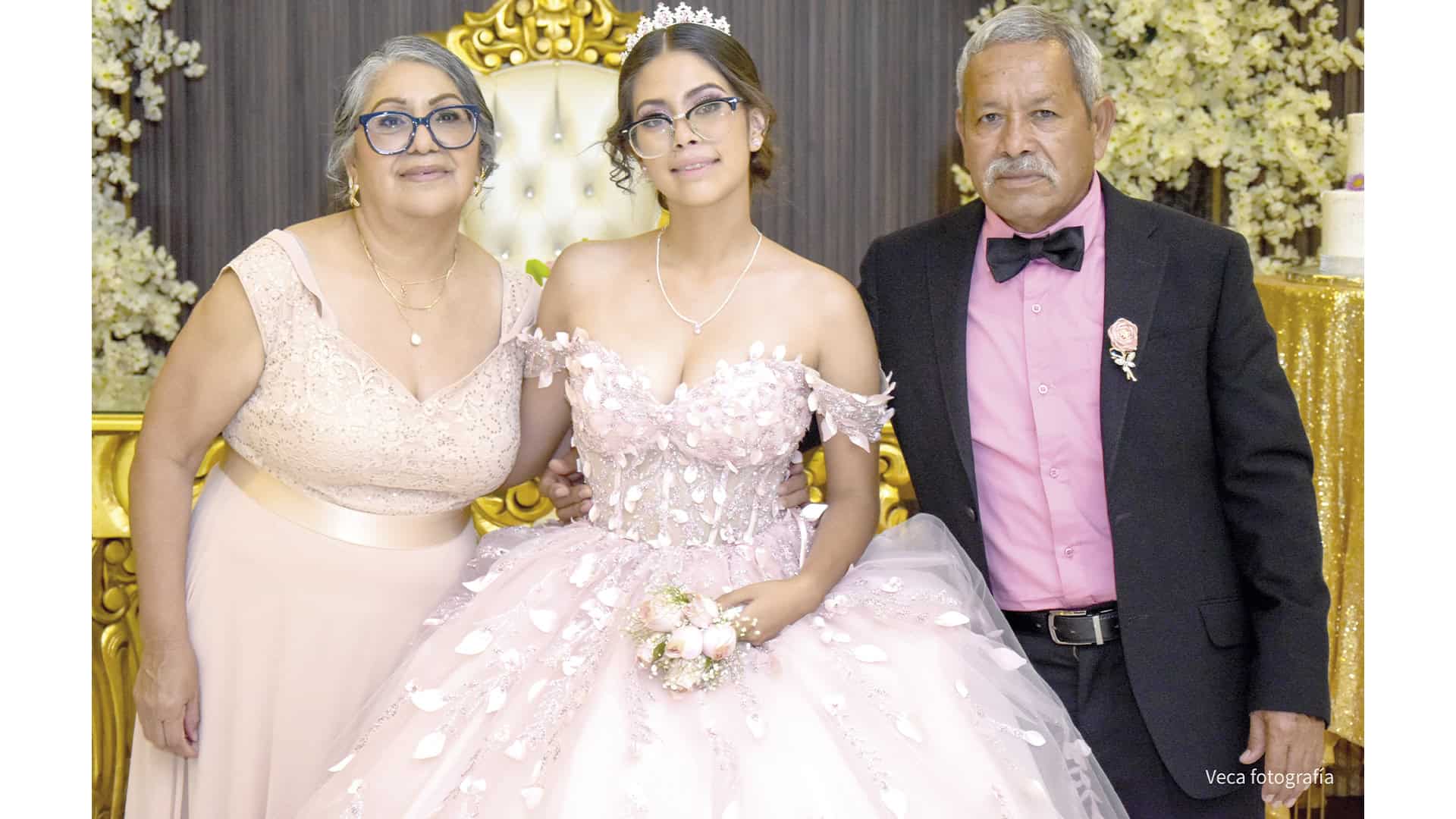 Emotiva ceremonia de XV a&ntilde;os de Anyi Mart&iacute;nez
