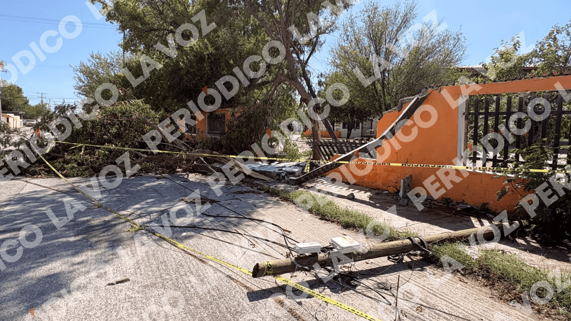 Tormenta derriba &aacute;rbol y colapsa barda en escuela 15 de Mayo