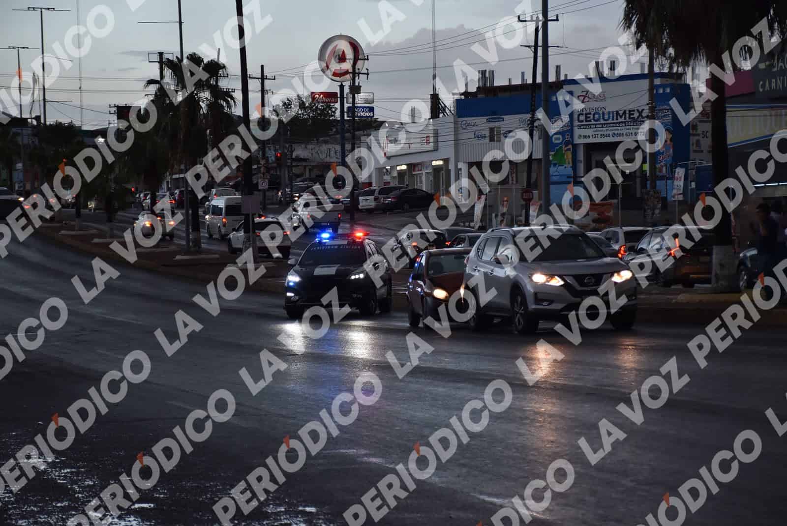 Viento derriba anuncios y daña vehículos Viento derriba anuncios y daña vehículos