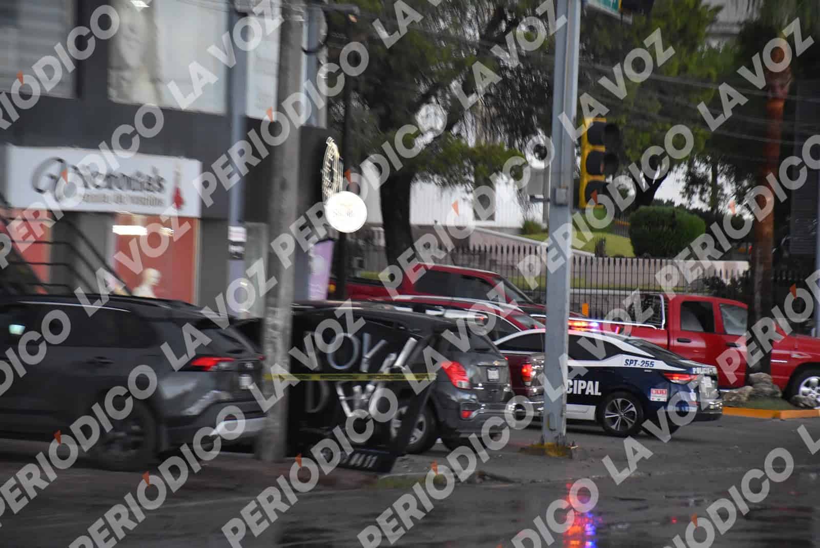 Viento derriba anuncios y daña vehículos Viento derriba anuncios y daña vehículos