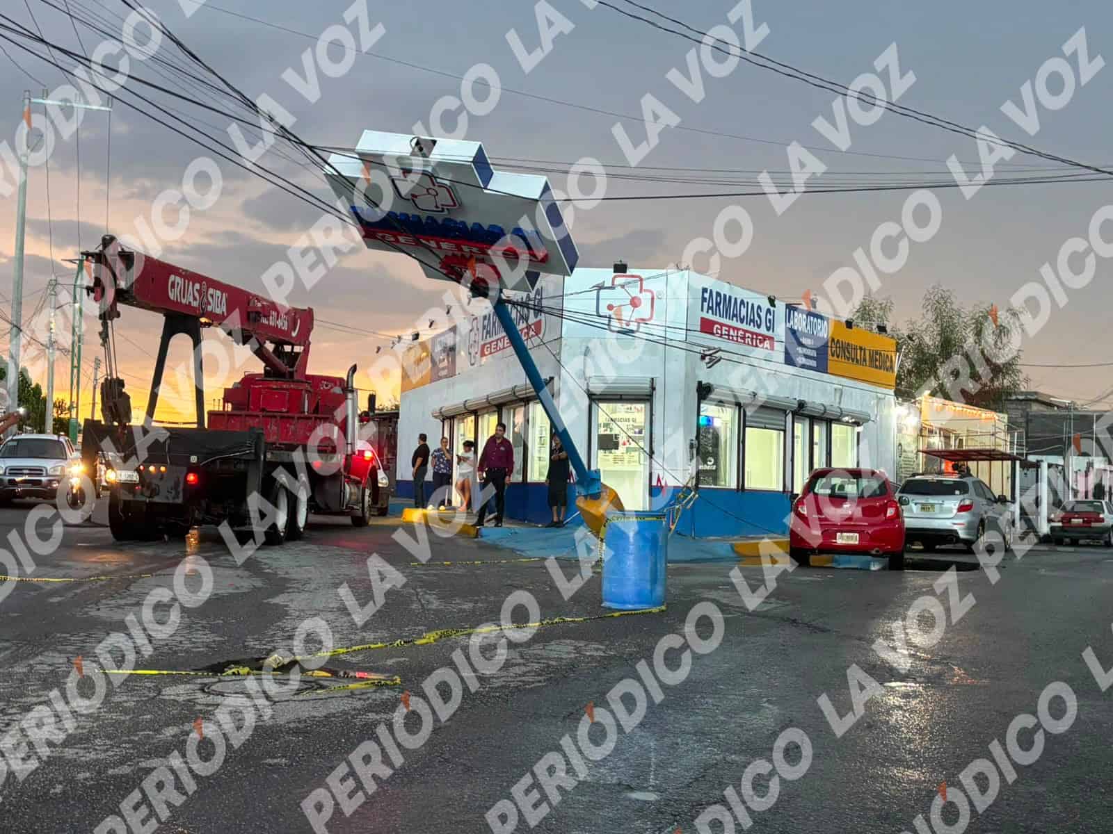 Viento derriba anuncios y daña vehículos Viento derriba anuncios y daña vehículos