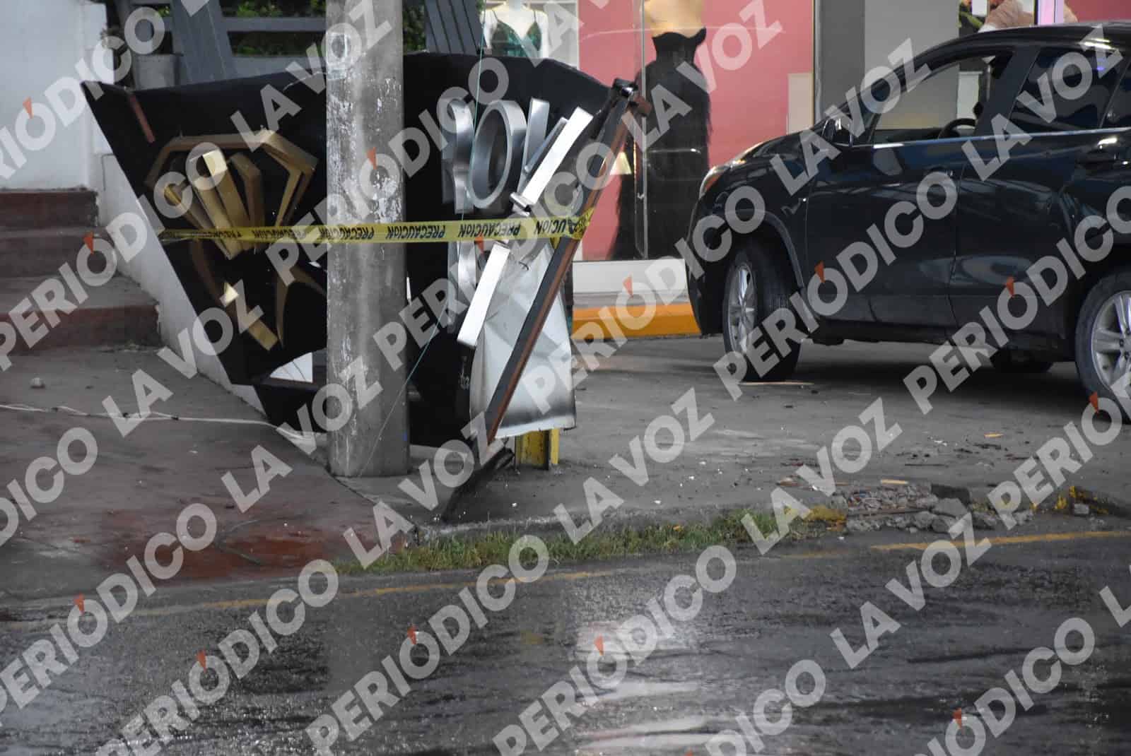 Viento derriba anuncios y daña vehículos Viento derriba anuncios y daña vehículos