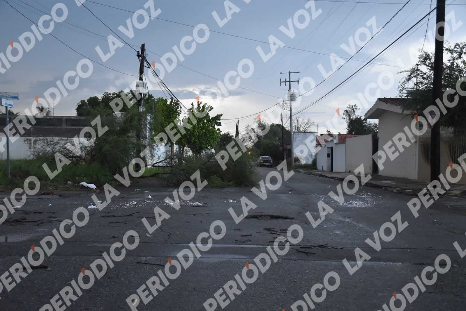 Viento derriba anuncios y daña vehículos Viento derriba anuncios y daña vehículos