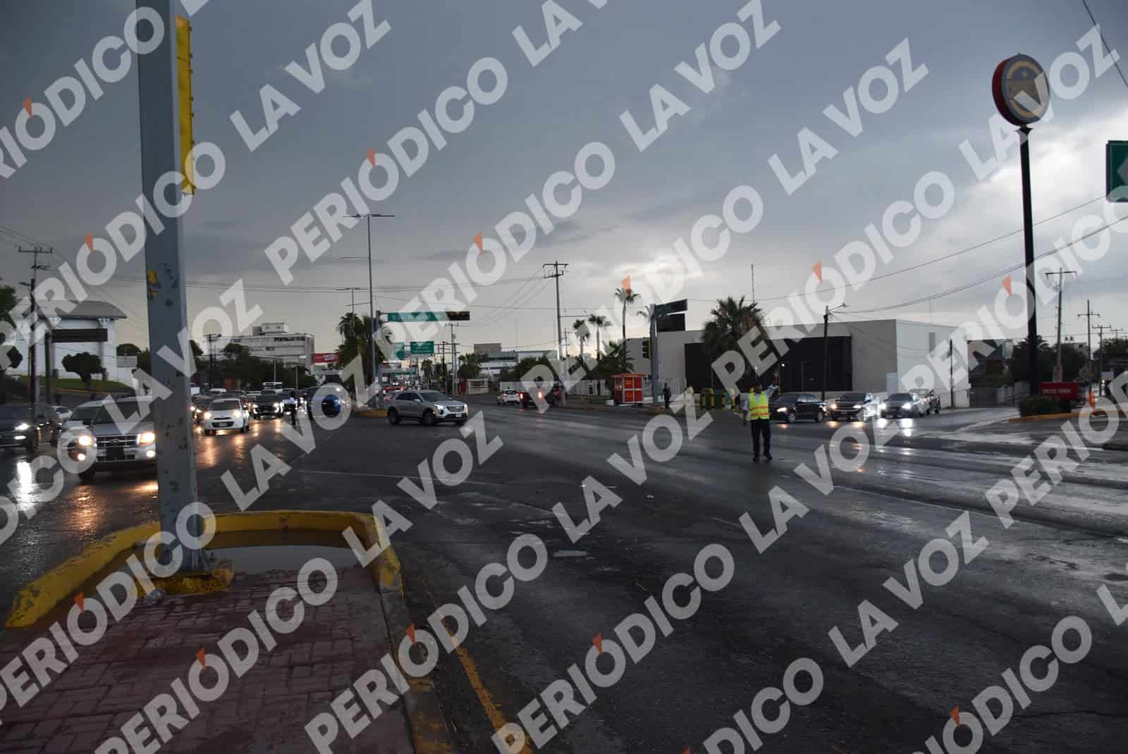 Viento derriba anuncios y daña vehículos Viento derriba anuncios y daña vehículos