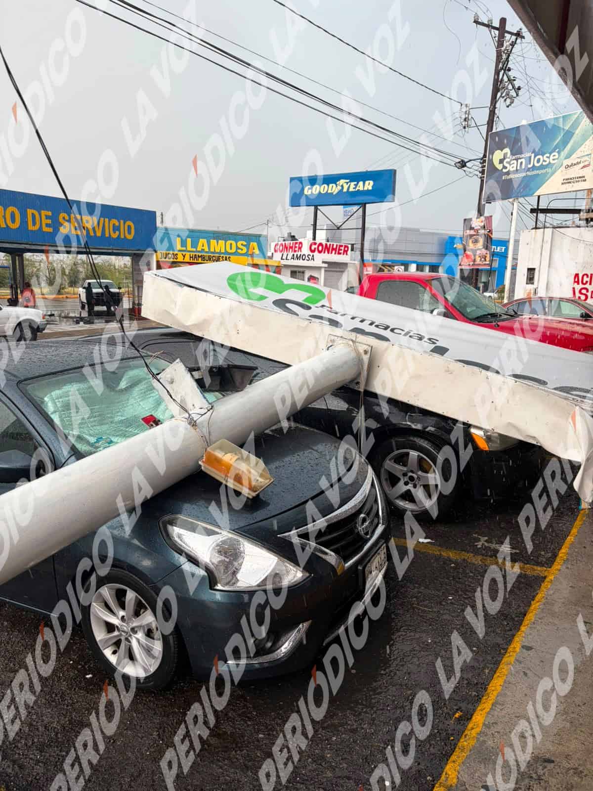 Viento derriba anuncios y daña vehículos Viento derriba anuncios y daña vehículos