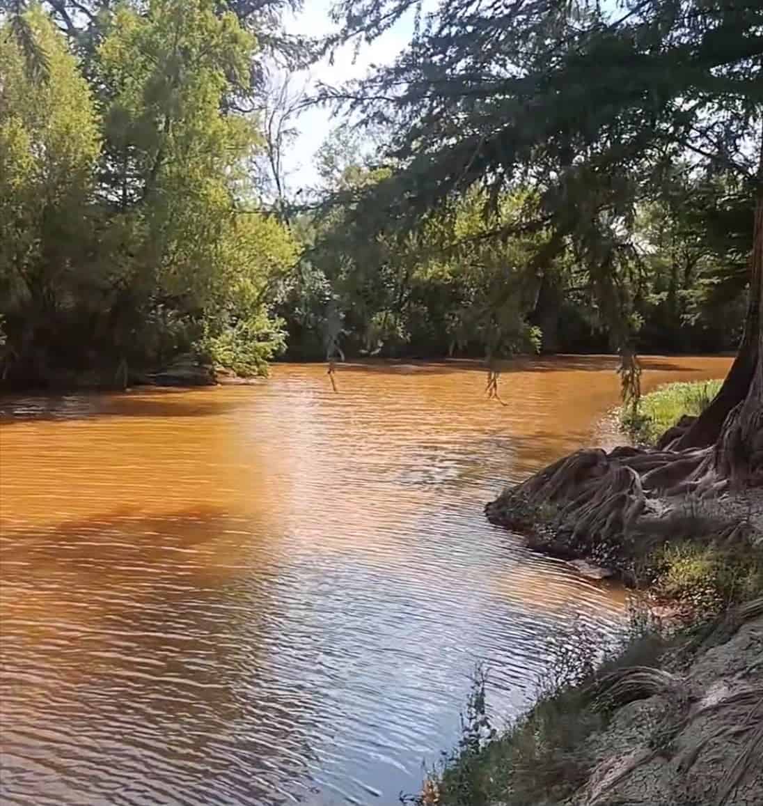 Habitantes de Villa de Agujita denuncian contaminaci&oacute;n en el R&iacute;o Sabinas