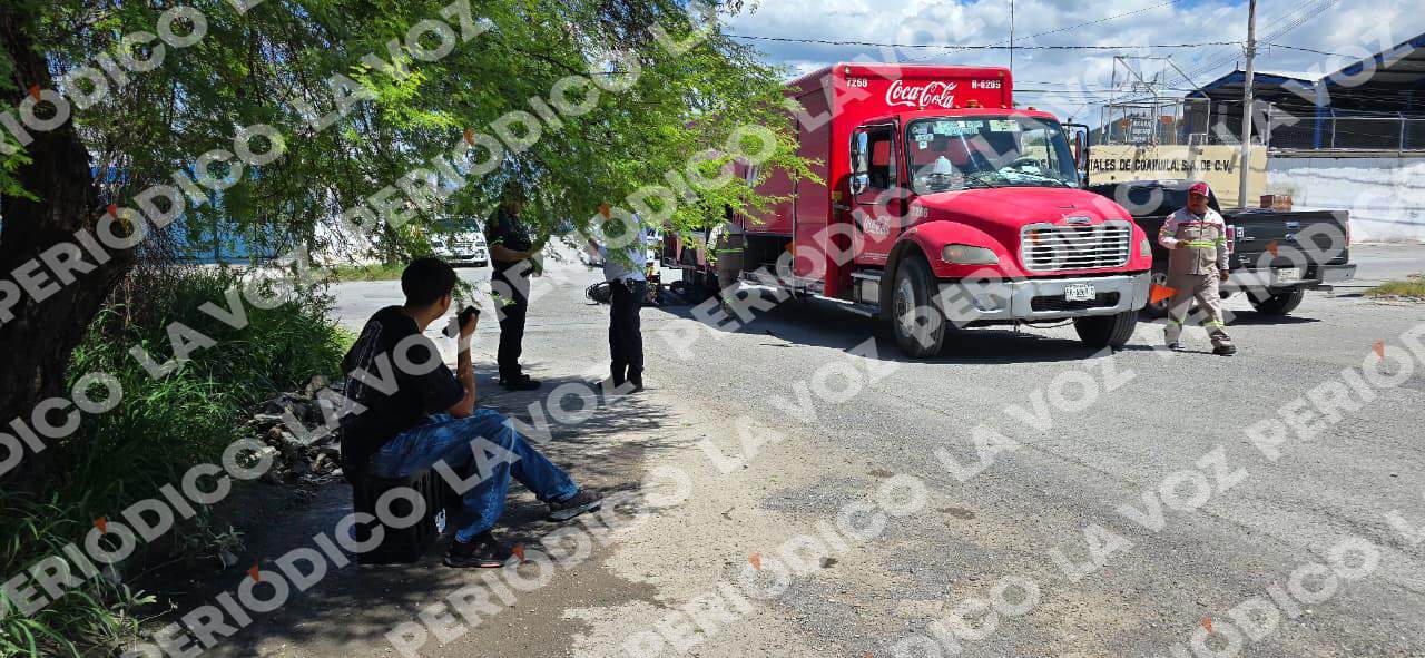 Joven motociclista resulta lesionado tras choque con cami&oacute;n de refrescos  en Frontera