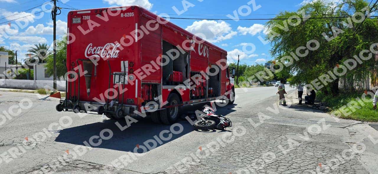 Joven motociclista resulta lesionado tras choque con cami&oacute;n de refrescos  en Frontera