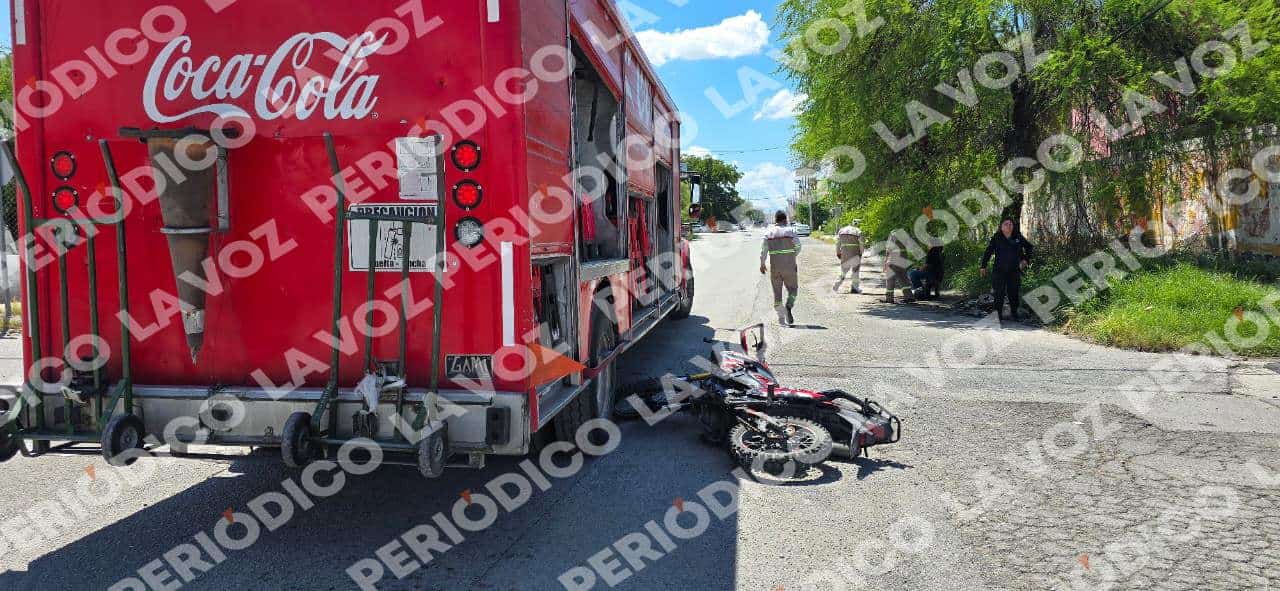 Joven motociclista resulta lesionado tras choque con cami&oacute;n de refrescos  en Frontera