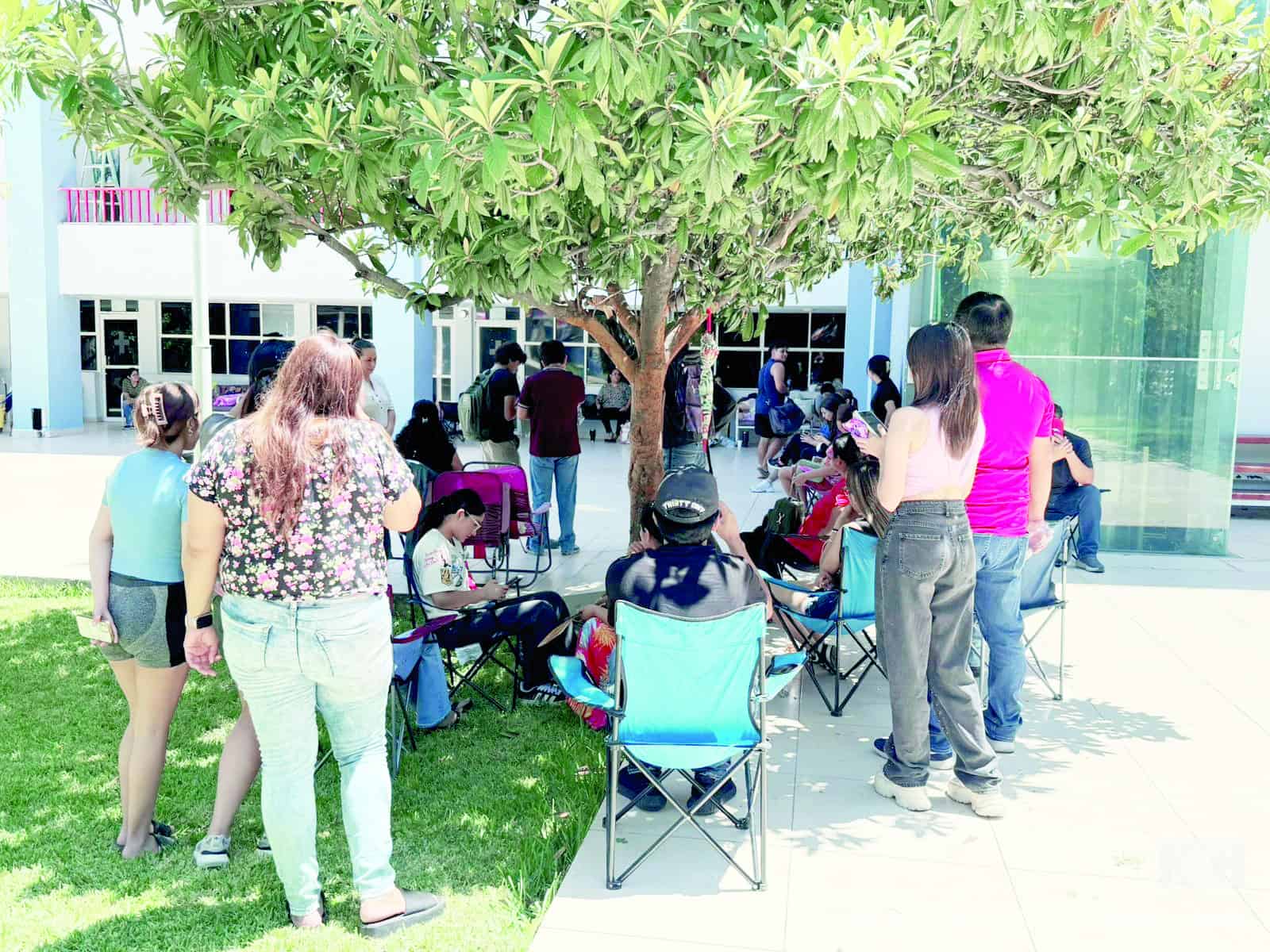 Aspirantes a enfermer&iacute;a hacen fila en Cruz Roja para inscribirse