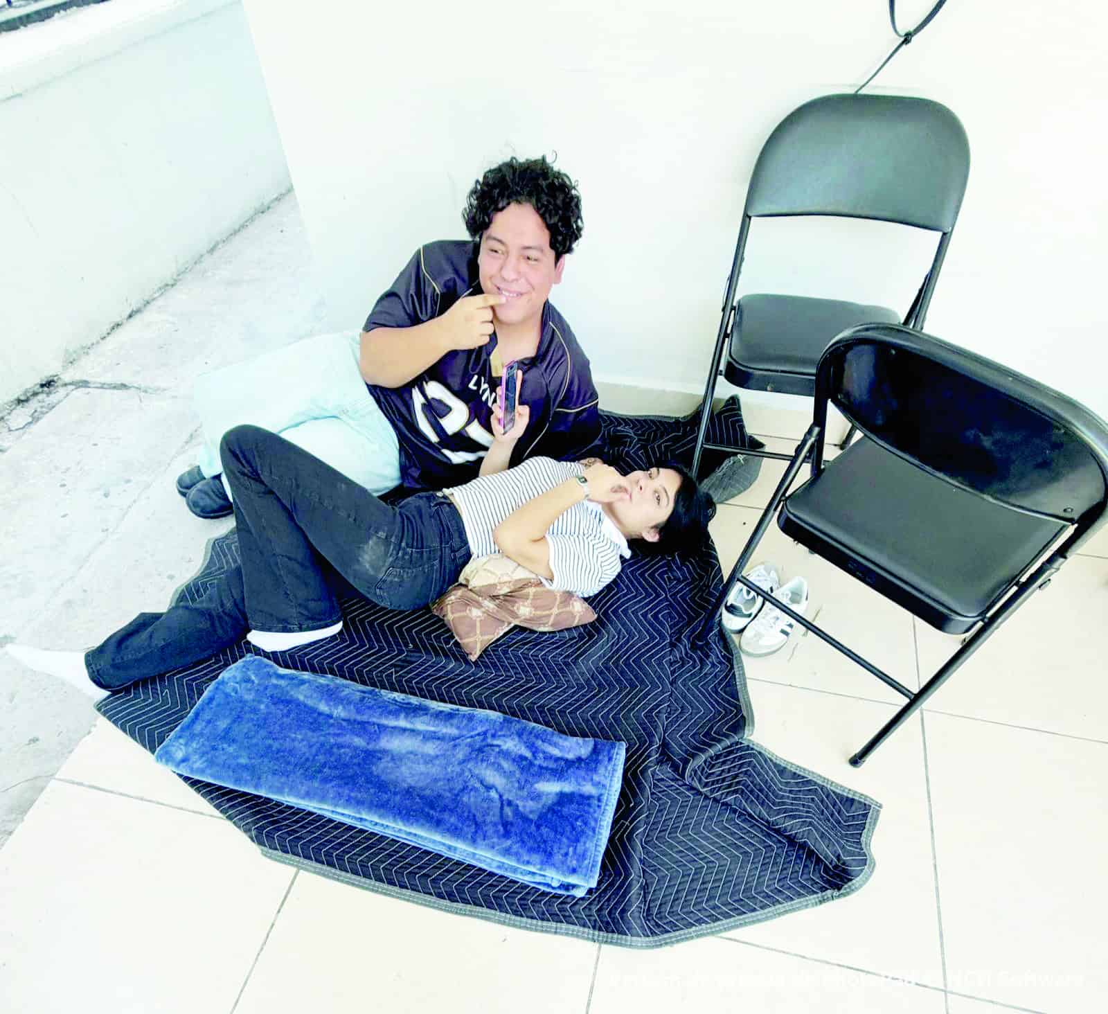 Aspirantes a enfermer&iacute;a hacen fila en Cruz Roja para inscribirse