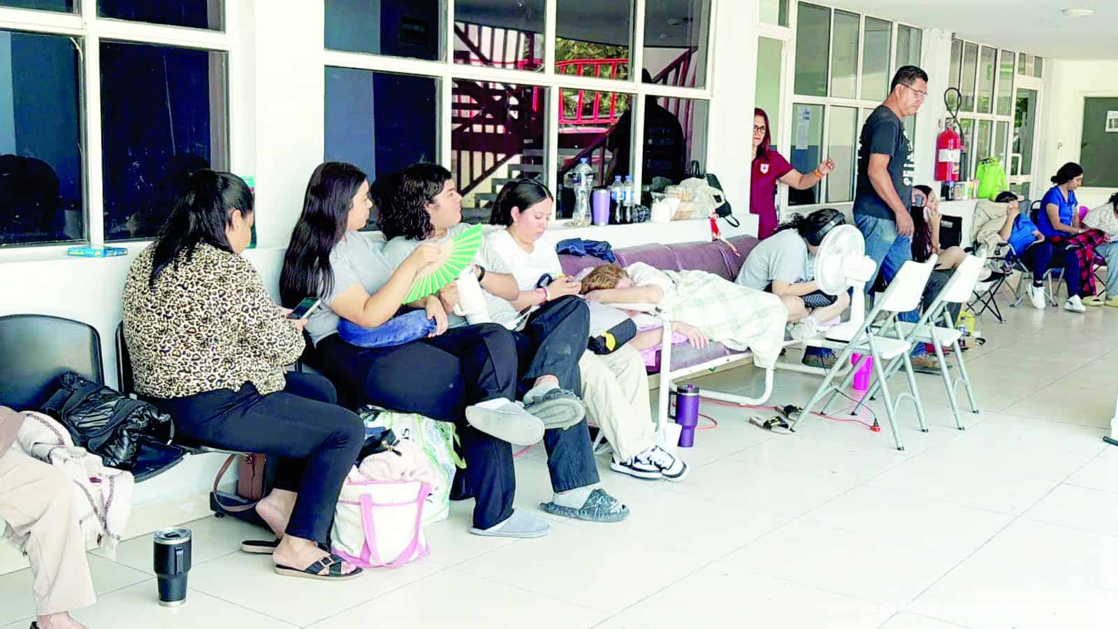 Aspirantes a enfermer&iacute;a hacen fila en Cruz Roja para inscribirse