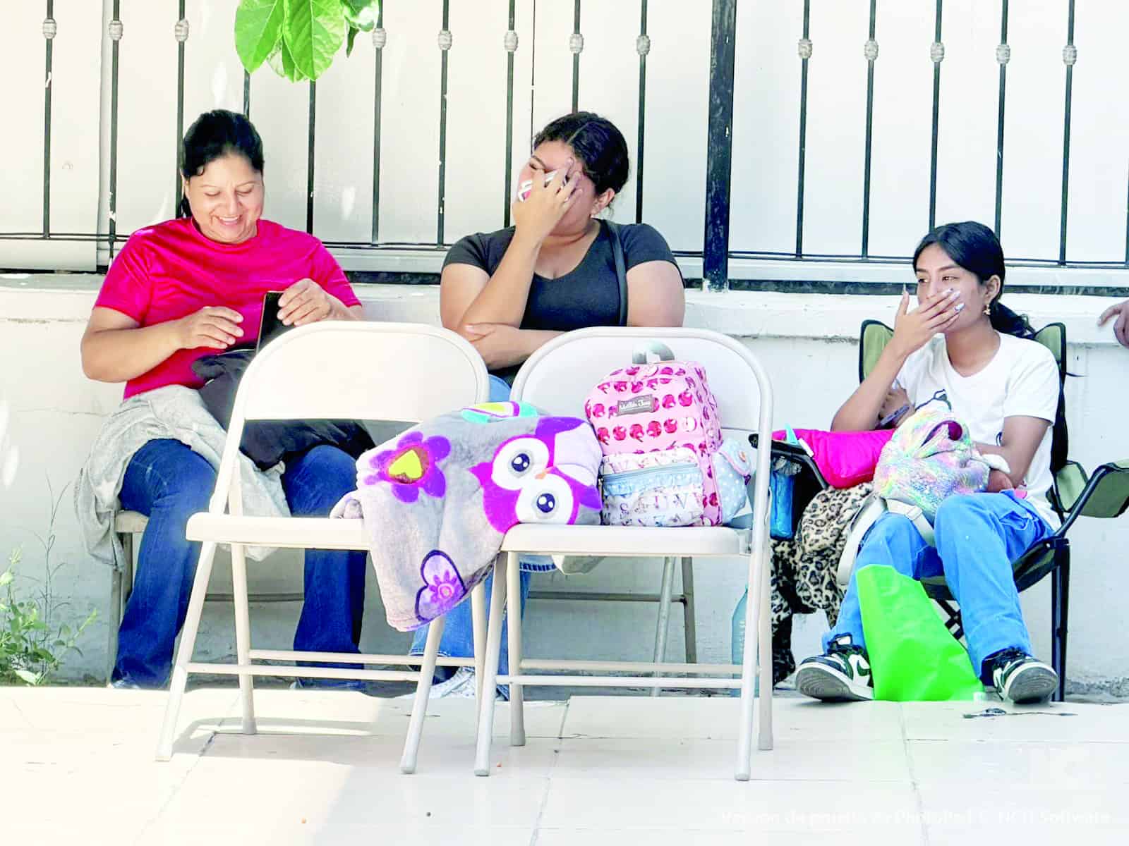 Aspirantes a enfermer&iacute;a hacen fila en Cruz Roja para inscribirse