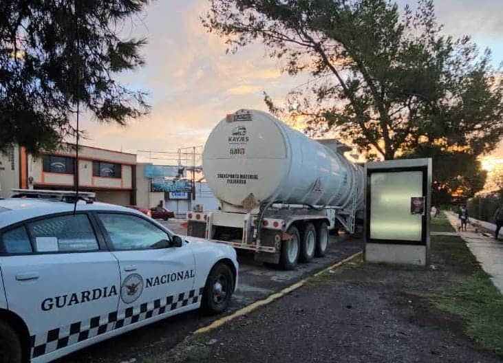 Guardia Nacional asegura autotanque de combustible en Saltillo